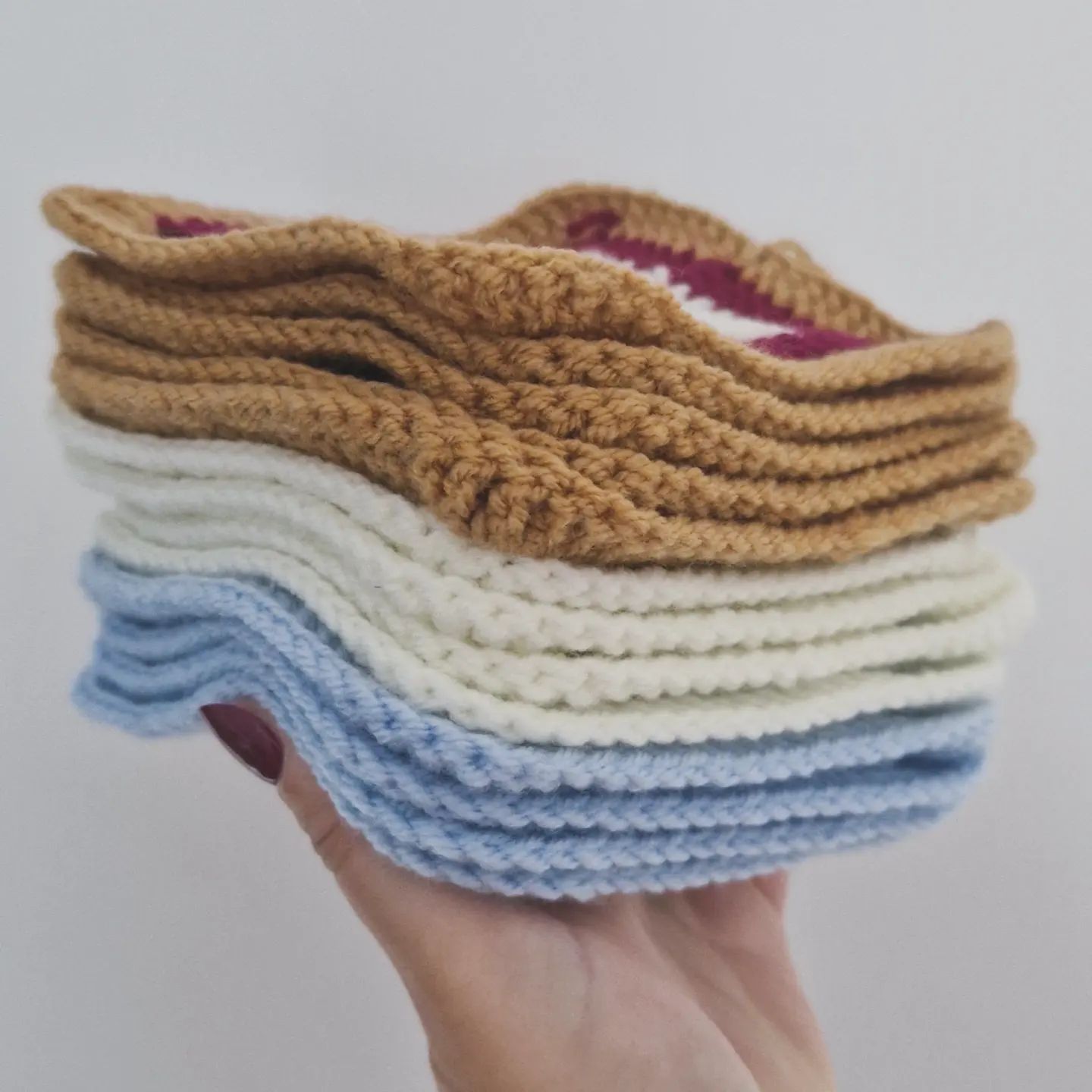 Hello 👋 Cela fait quelques mois déjà que je me suis lancée dans le crochet et que j'expérimente des petits choses de mon côté 🫣 
Pendant les jeux olympiques, pingouin_officiel nous propose de dépasser nos limites et de réaliser une magnifique écharpe en granny square, celle qui m'avait déjà tapé dans l'oeil. Je tente donc de relever le défi de la finir avant le 11/08 🏃‍♀️ 
J'ai peu d'espoir de réussite vu mes plannings assez chargés mais on va tout donner 💪 

#jemedepassejemesurpasse #happywoolers #crochet #crochetaddict #crochetlove #handmade
