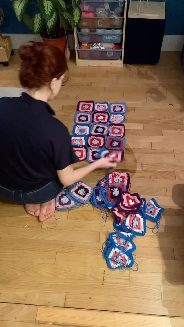 je suis une athlète bon courage pour survivre à mon montage 💋 #woolympiques #happywoolers #olympics #crochetersofinstagram #grannysquare happywool.com_officiel pingouin_officiel