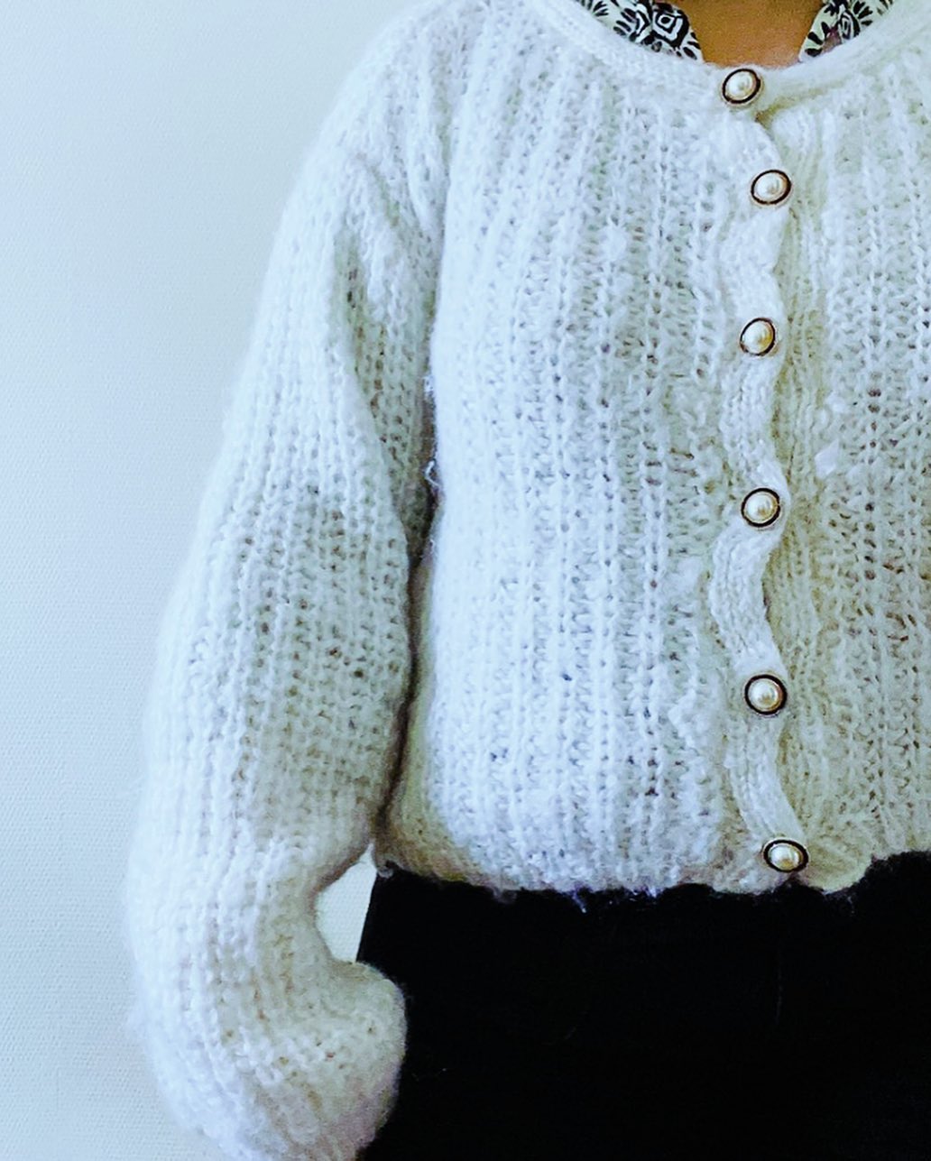 🧶 |  Le gilet  Y O K O  de phildar_officiel 

🧵| Je l’ai tricoté dans la laine Phil LOVE MOHAIR en mohair et laine couleur Craie trouvée chez happywool.com_officiel et j’ai utilisé des boutons de mon stock, la mercerie associée n’étant plus disponible en ligne. 

#jeportecequejetricote #phildar #passiontricot #happywool #knittersgonnaknit #yoko #giletyoko #maillelovers