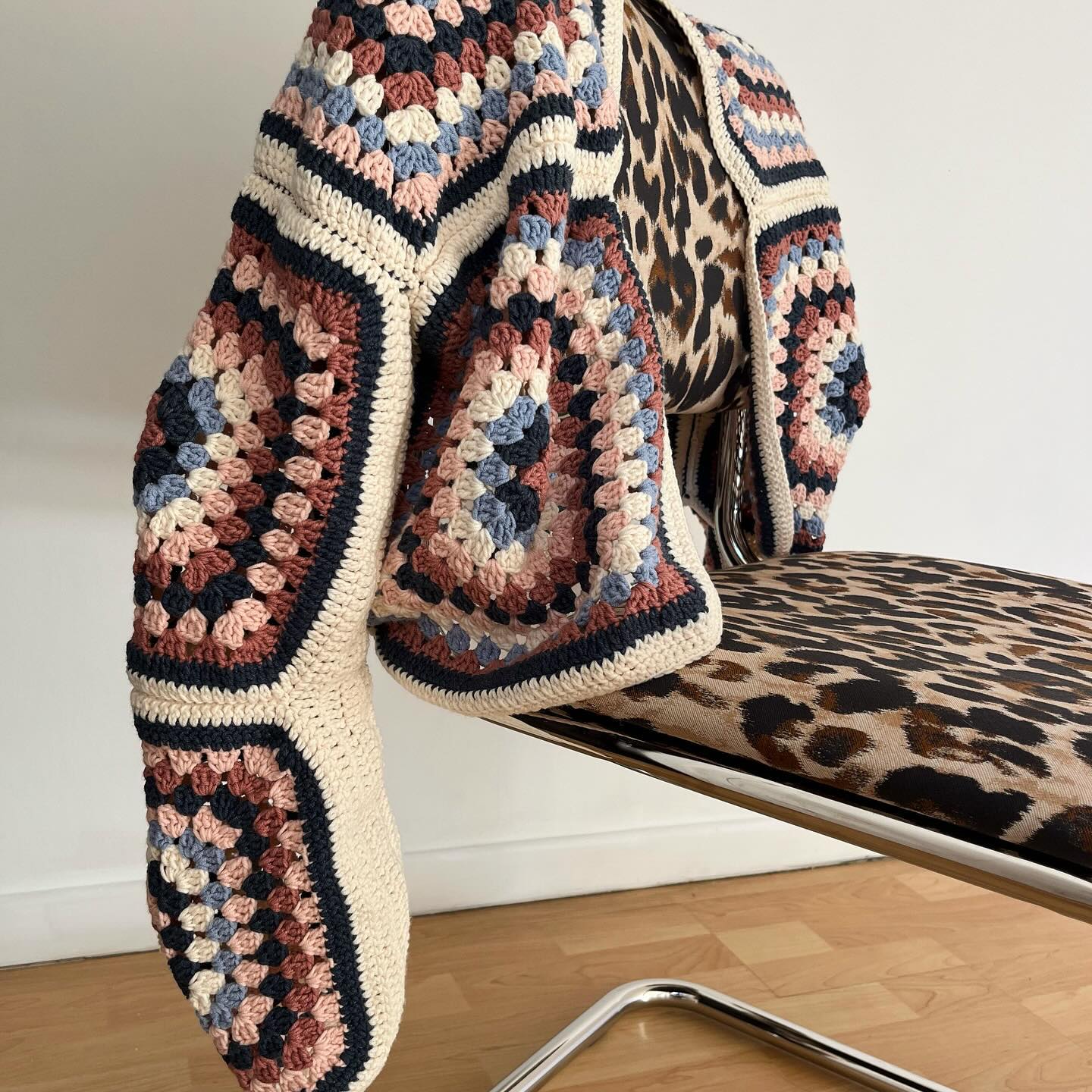 après des heures (jours), une ptite crise de larmes (ben ouais) et beaucoup d’huile de coude, voici mon premier gilet au crochet 🧶 #handmade #crochetbyme 

Patron phildar_officiel (l’original à des franges, c’est joli aussi) 
Fils phildar_officiel again 

#crochet #crocheting #crochetaddict #crochetlove #crocheted #phildar #happywool #wool #happywoolers #phildaraddict #phildarofficiel #crocheterapia #crochettherapy