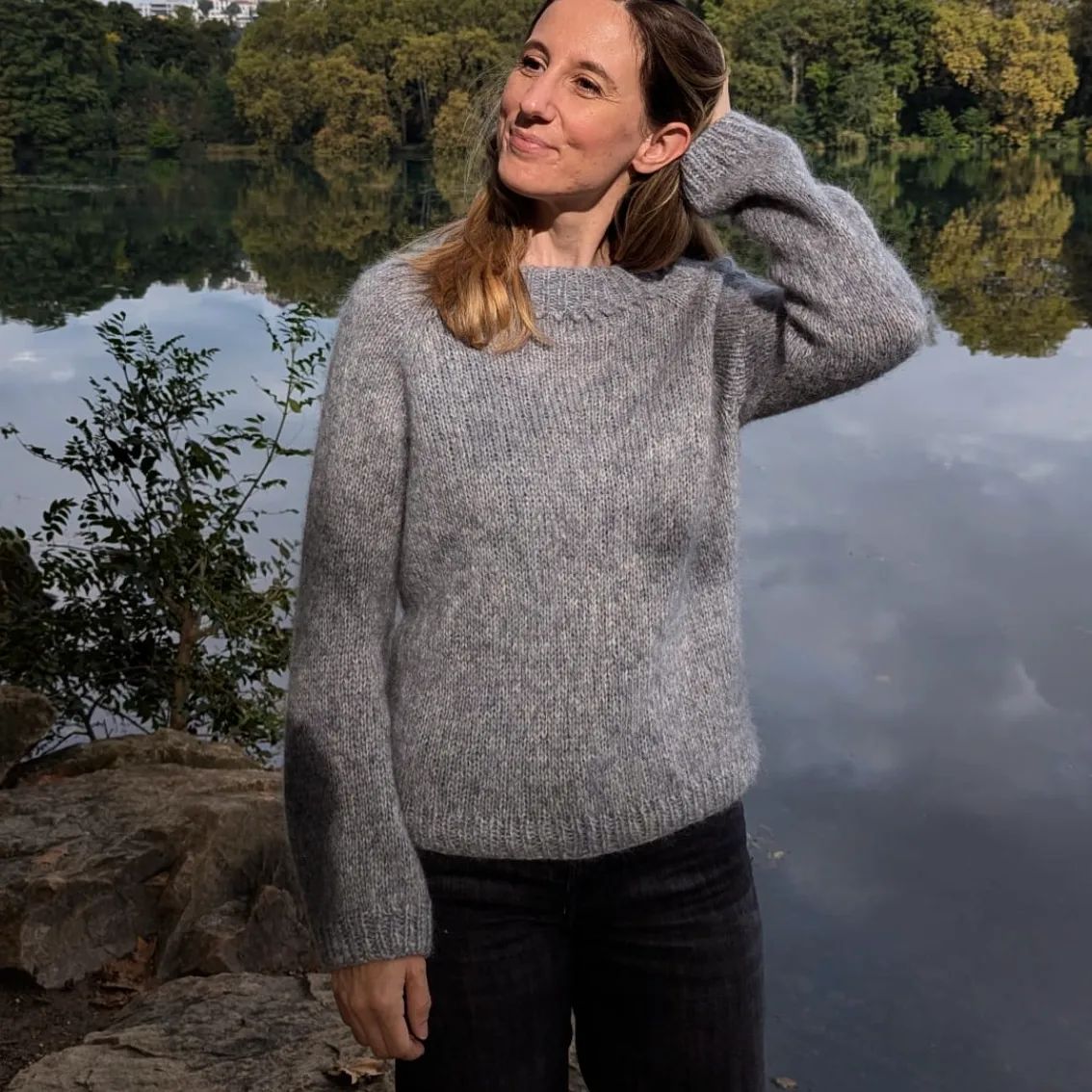 Le Picot sweater de Le Knit.

Un tricot super rapide et tout simple mais avec le joli détail des noppes tout autour du col. Réalisé avec le fil Givre de Phildar, hyper douce et légère. Il est parfaitement cosy, je l'adore 😍

🩶 Patron : Picot sweater par leneholmesamsoe 
🧶 Laine : Phil Givre de phildar_officiel coloris Flanelle

#picotsweater #leknit #leneholmesamsøe #phildar #philgivre #tricot #knitting #instatricot #knittersofinstagram #imakemyownclothes #slowfashion