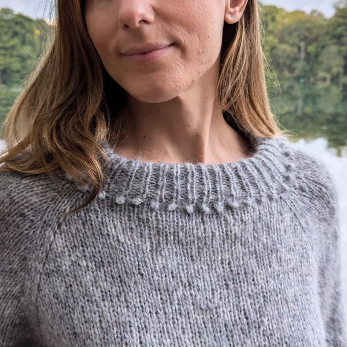Le Picot sweater de Le Knit.

Un tricot super rapide et tout simple mais avec le joli détail des noppes tout autour du col. Réalisé avec le fil Givre de Phildar, hyper douce et légère. Il est parfaitement cosy, je l'adore 😍

🩶 Patron : Picot sweater par leneholmesamsoe 
🧶 Laine : Phil Givre de phildar_officiel coloris Flanelle

#picotsweater #leknit #leneholmesamsøe #phildar #philgivre #tricot #knitting #instatricot #knittersofinstagram #imakemyownclothes #slowfashion