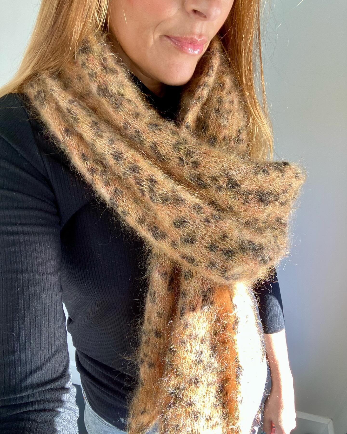 Écharpe enfin terminée! Commencée il y’a plus d’un an puis abandonnée au profit d’autres projets… le mode Graou étant activé depuis longtemps chez moi, j’ai tout de suite flashé sur le Phil Léo happywool.com_officiel qui donne cet effet léopard 🐆… du jersey tout simple, je me suis arrêtée quand la longueur était suffisante à mes yeux… #philleo #happywool #phildar #jetricotecequejeporte #jeportecequejetricote