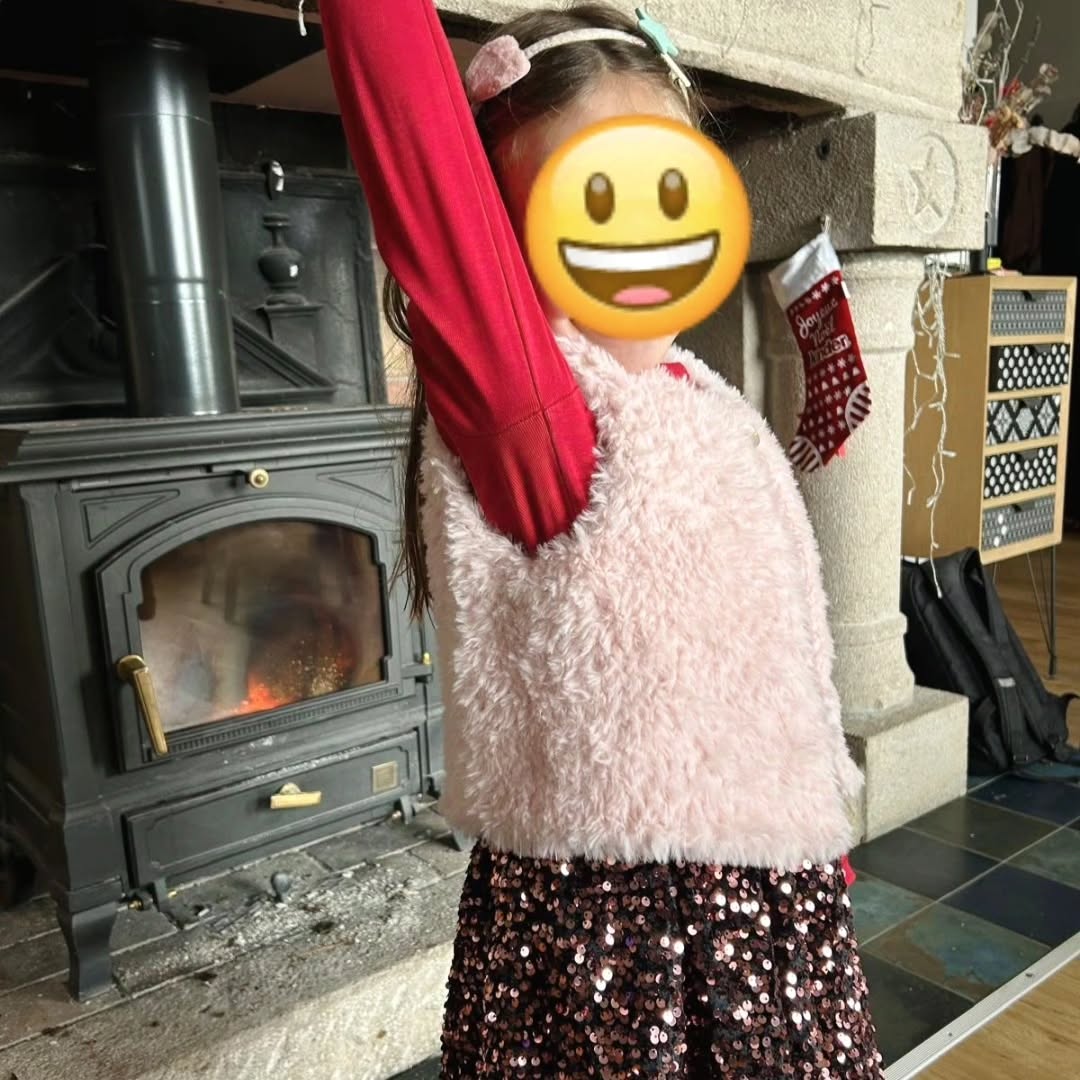 Petit gilet Esmée pour Ninette ! 
Le petit modèle a bien voulu prendre la pose, je peux donc participer à #monbeaudefi2024 organisé par happy_as_a_bee_ et ledressingdecindy.

Modèle : gilet Esmée de phildar_officiel tricoté avec le phil inuit.

bagsandpieces.fr mapetitemercerie dessinemoiunsoulier le_central_dijon la_dinette_d_alberte 
happywool.com_officiel
#happywoolers #happywool 
#tricot #faitmain #monbeaudefi2024
