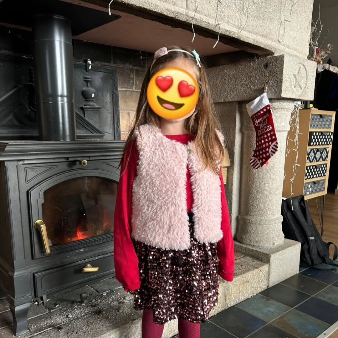 Petit gilet Esmée pour Ninette ! 
Le petit modèle a bien voulu prendre la pose, je peux donc participer à #monbeaudefi2024 organisé par happy_as_a_bee_ et ledressingdecindy.

Modèle : gilet Esmée de phildar_officiel tricoté avec le phil inuit.

bagsandpieces.fr mapetitemercerie dessinemoiunsoulier le_central_dijon la_dinette_d_alberte 
happywool.com_officiel
#happywoolers #happywool 
#tricot #faitmain #monbeaudefi2024