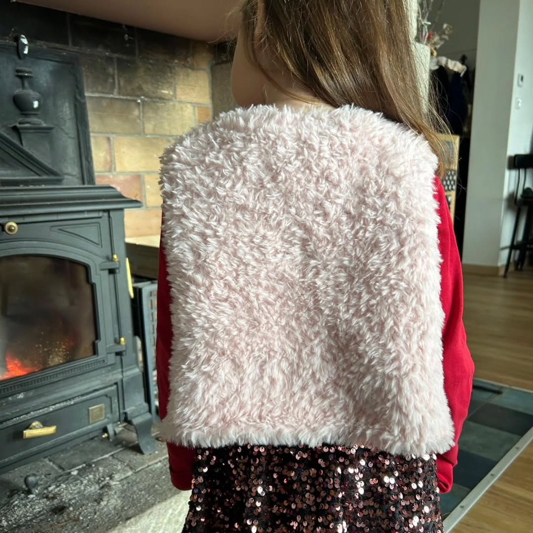 Petit gilet Esmée pour Ninette ! 
Le petit modèle a bien voulu prendre la pose, je peux donc participer à #monbeaudefi2024 organisé par happy_as_a_bee_ et ledressingdecindy.

Modèle : gilet Esmée de phildar_officiel tricoté avec le phil inuit.

bagsandpieces.fr mapetitemercerie dessinemoiunsoulier le_central_dijon la_dinette_d_alberte 
happywool.com_officiel
#happywoolers #happywool 
#tricot #faitmain #monbeaudefi2024