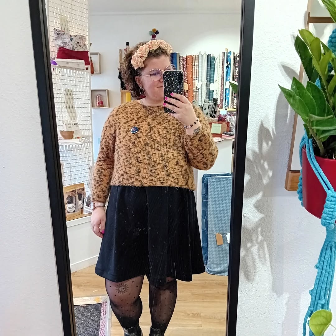 Mon nouveau pull pref de pref 🐆. 
Fil phildar_officiel qui fait du leopard tout seul et modèle Love Note de tincanknits sans la dentelle. 
Je porte ma robe chasuble en dessous et ça a été top du confort