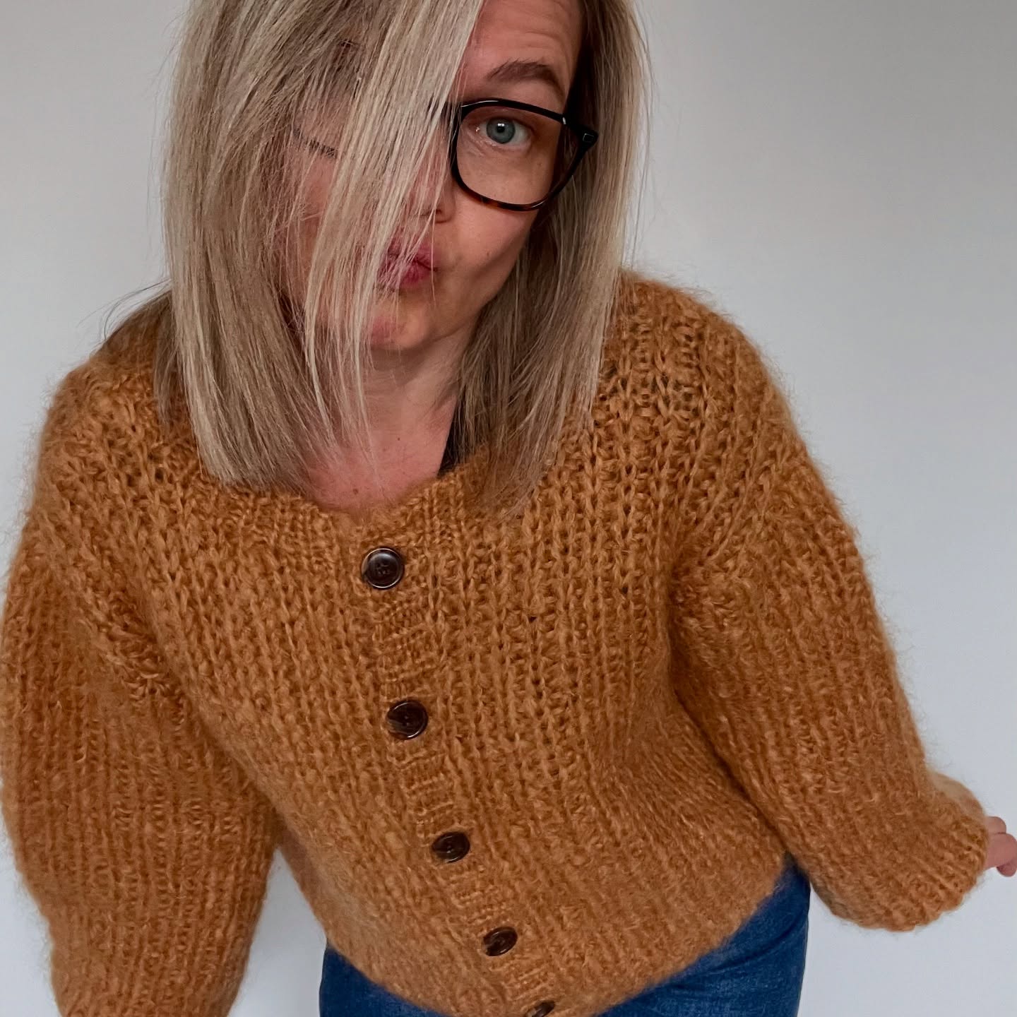 💛 Gilet yoko de phildar_officiel 

Modèle à plat avec coutures, oui oui 🙄😅 
J’ai modifié les bandes d’encolure et de boutonnage car sur le patron ce sont des côtes 1/1 à tricoter aussi à part et à coudre pour qu’elles soient à la verticale, mais faut pas pousser non plus ! 
Je voulais qu’il ressemble plus à une veste en faisant les finitions en jersey double mais j’étais très limite en fil donc je n’ai pas tenté. 
Au final il est plus classique que ce que je souhaitais. 

J’ai fait la taille 38/40. 

🧶 Phil love mohair de phildar_officiel coloris miel 

+ j’ai passé un fil élastique au bord des côtes des manches pour bien les maintenir. 

Les boutons sont ceux que j’avais commandés en 2ème pour Rufus 😅 mais finalement ils ont atterri sur yoko 🤣 #histoiredeboutons
.
.
#phildar_officiel #jeportecequejetricote #gilet #tricotaddict #giletmohair #phillovemohair #phildar #phildaretvous #knit #happywoolers #giletyoko #phillovemohair