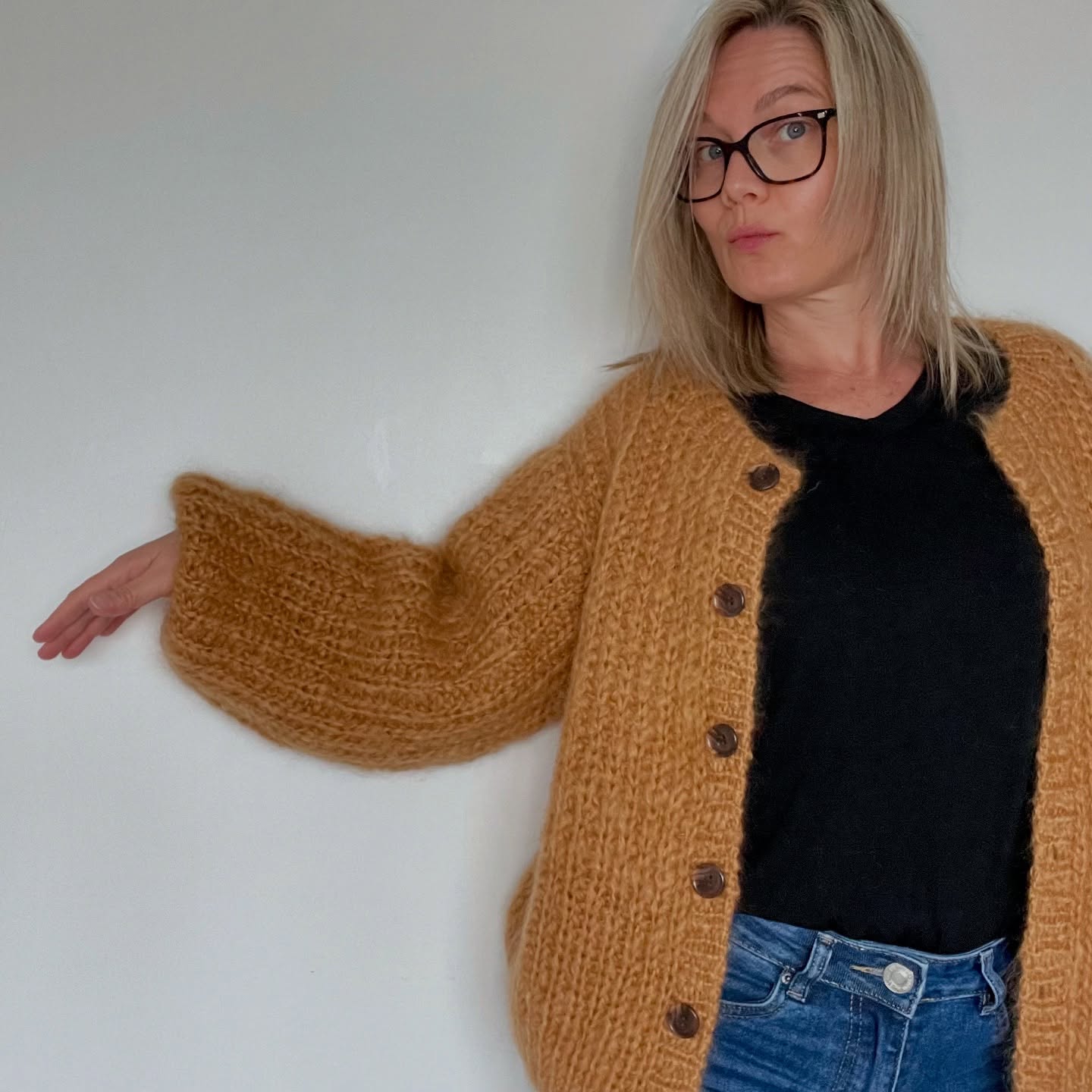 💛 Gilet yoko de phildar_officiel 

Modèle à plat avec coutures, oui oui 🙄😅 
J’ai modifié les bandes d’encolure et de boutonnage car sur le patron ce sont des côtes 1/1 à tricoter aussi à part et à coudre pour qu’elles soient à la verticale, mais faut pas pousser non plus ! 
Je voulais qu’il ressemble plus à une veste en faisant les finitions en jersey double mais j’étais très limite en fil donc je n’ai pas tenté. 
Au final il est plus classique que ce que je souhaitais. 

J’ai fait la taille 38/40. 

🧶 Phil love mohair de phildar_officiel coloris miel 

+ j’ai passé un fil élastique au bord des côtes des manches pour bien les maintenir. 

Les boutons sont ceux que j’avais commandés en 2ème pour Rufus 😅 mais finalement ils ont atterri sur yoko 🤣 #histoiredeboutons
.
.
#phildar_officiel #jeportecequejetricote #gilet #tricotaddict #giletmohair #phillovemohair #phildar #phildaretvous #knit #happywoolers #giletyoko #phillovemohair